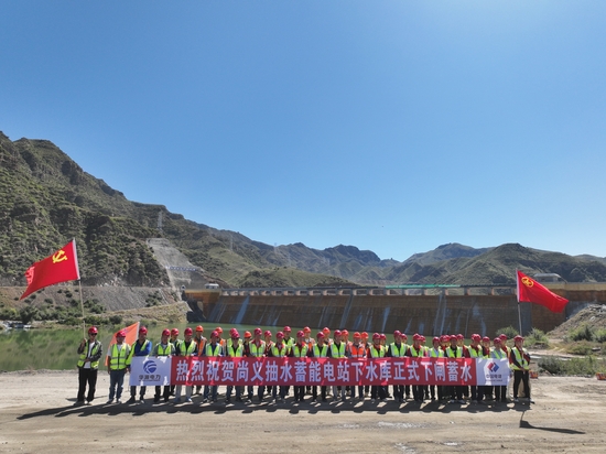 施工現(xiàn)場合影 攝影:郭有為.JPG